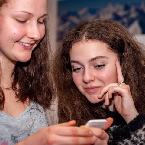 Leben im Internat und soziales Miteinander: Schülerinnen im Mentorat