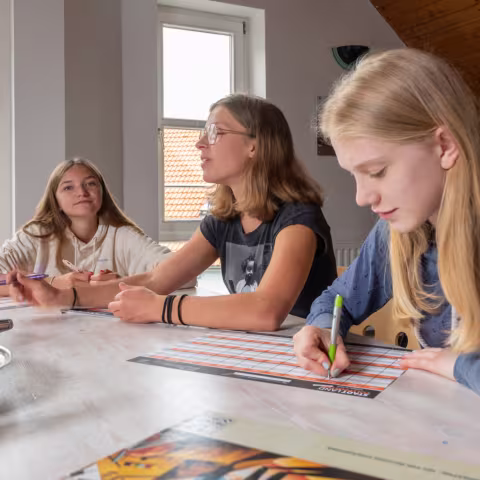 Leben im Internat und soziales Miteinander: Schülerinnen bei Gesellschaftsspielen