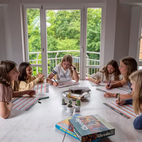 Leben im Internat und soziales Miteinander: Schülerinnen bei Gesellschaftsspielen