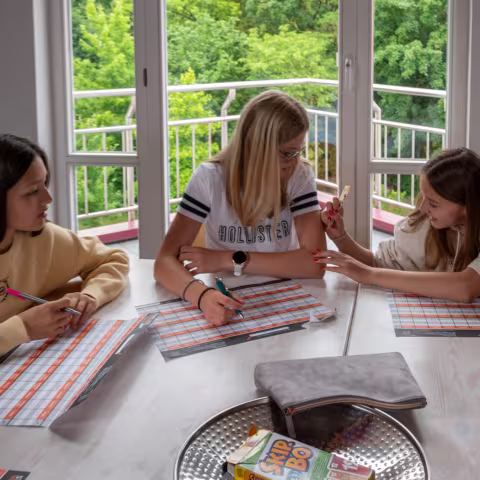 Leben im Internat und soziales Miteinander: Schülerinnen bei Gesellschaftsspielen