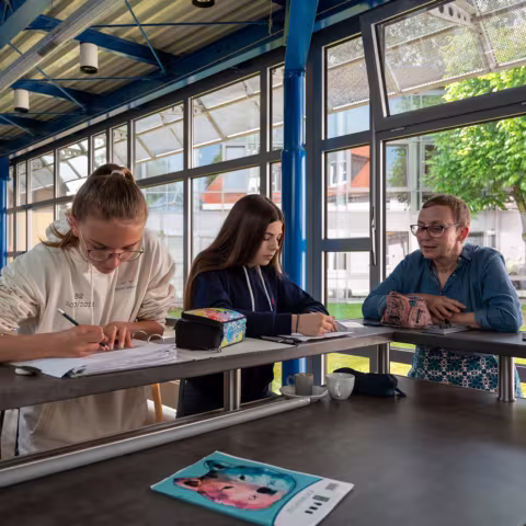 Leben im Internat und soziales Miteinander: Schülerinnen beim Lernen