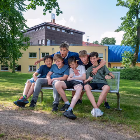 Leben im Internat und soziales Miteinander: Schüler auf Parkbank