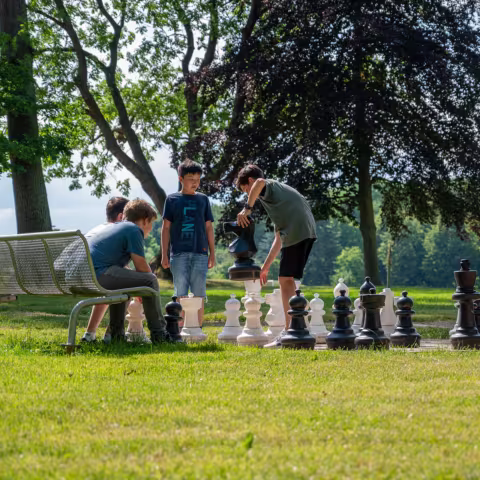 Leben im Internat und soziales Miteinander: Schüler spielen Schach