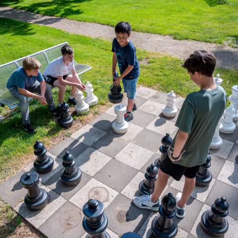 Leben im Internat und soziales Miteinander: Schüler spielen Schach