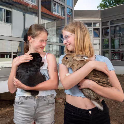 Leben im Internat und soziales Miteinander: Schülerinnen mit Hasen