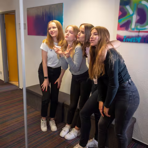 Leben im Internat und soziales Miteinander: Schülerinnen im Mentorat