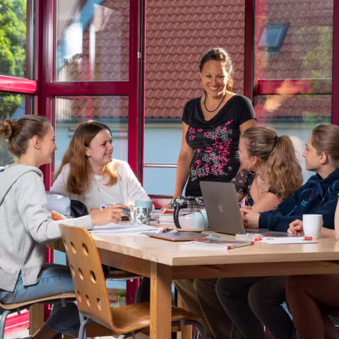 Leben im Internat und soziales Miteinander: Schülerinnen beim Lernen
