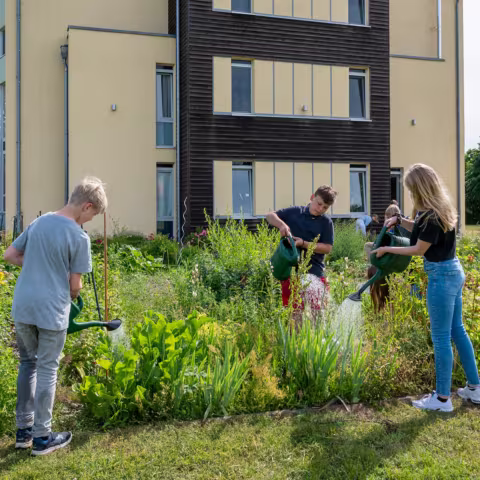Leben im Internat und soziales Miteinander: Schüler bei der Gartenarbeit
