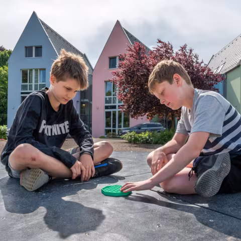 Leben im Internat und soziales Miteinander: Schüler vor dem HdZ