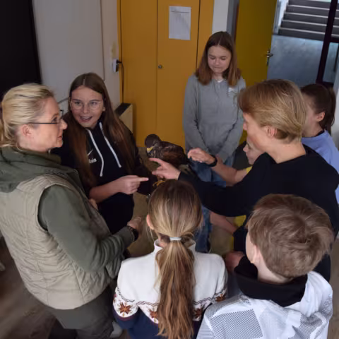 Leben im Internat und soziales Miteinander: Schüler bei Besichtigung eines Bussards