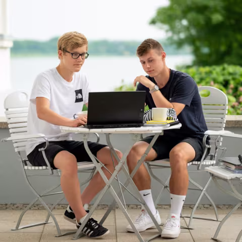 Leben im Internat und soziales Miteinander: Schüler beim Lernen