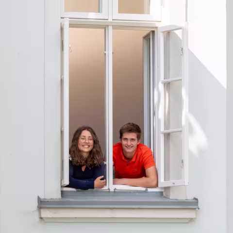 Leben im Internat und soziales Miteinander: Schüler und Schülerin am Fenster