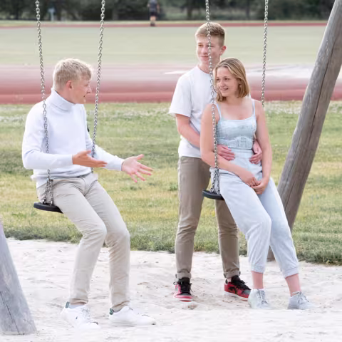 Leben im Internat und soziales Miteinander: Schüler und Schülerin auf Schaukel